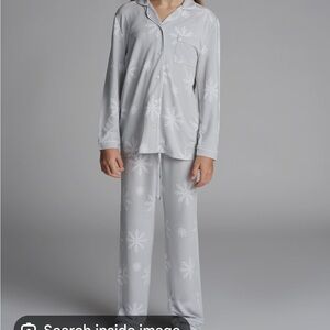 Comfrt Limited Charming Snowflake Kids Pajama Set in Gray
